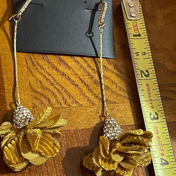 NWT DKNY 4” long gold tone crystal fabric flower earrings - Picture 3 of 5